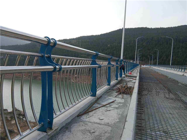 黄浦不锈钢桥梁护栏的特点及其在桥梁安全中的重要作用