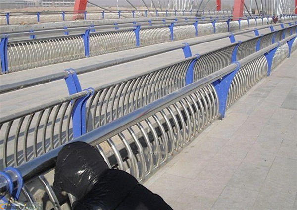 黄浦不锈钢复合管护栏一种安全而耐用的防护解决方案