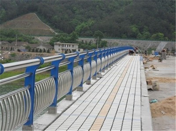 黄浦不锈钢桥梁护栏的特性及其在现代建筑中的应用